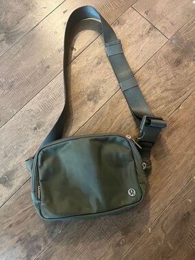 Lululemon Everywhere Belt Bag Large 2L. Olive green.